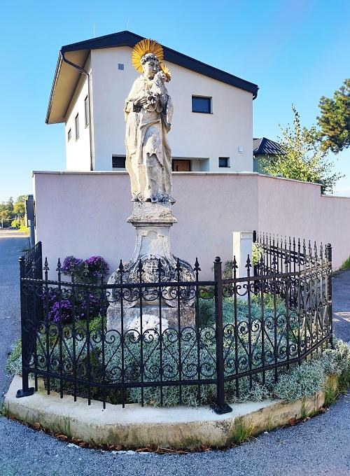 Socha sv.&nbsp;Antona Paduánskeho s&nbsp;volútovým podstavcom.