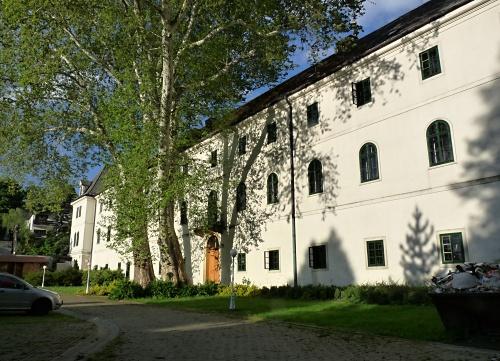 Exercičný dom (pôvodne pavlínsky kláštor, neskôr kaštieľ) Exercičný dom (pôvodne pavlínsky kláštor, neskôr kaštieľ)